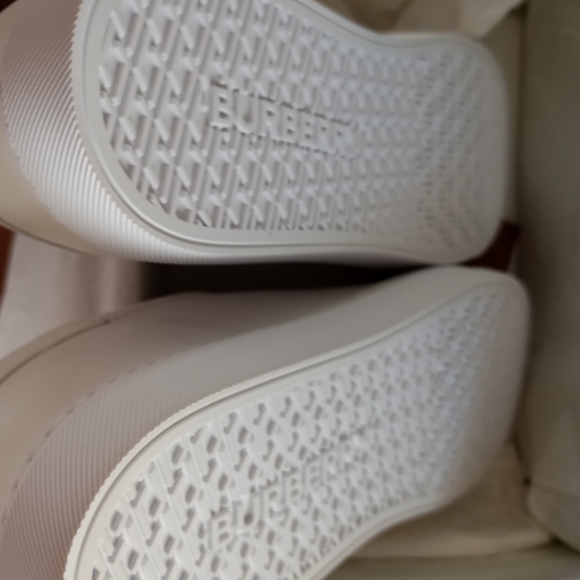 Brand new Burberry Logo Detail Leather Sneakers Item 80432101 - Picture 6 of 12